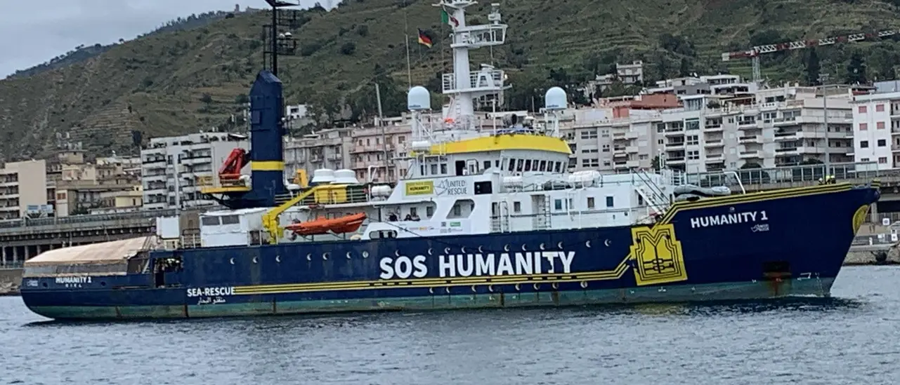 Al porto di Reggio approdano 82 migranti, Sos Humanity: «Trovati in condizioni critiche»\n