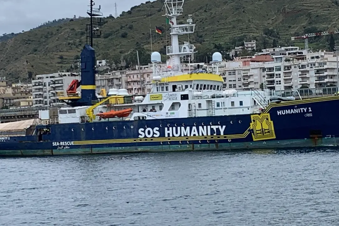 <p>La nave di soccorso Humanity 1 con a bordo 82 migranti nel porto di Reggio Calabria</p>\\n