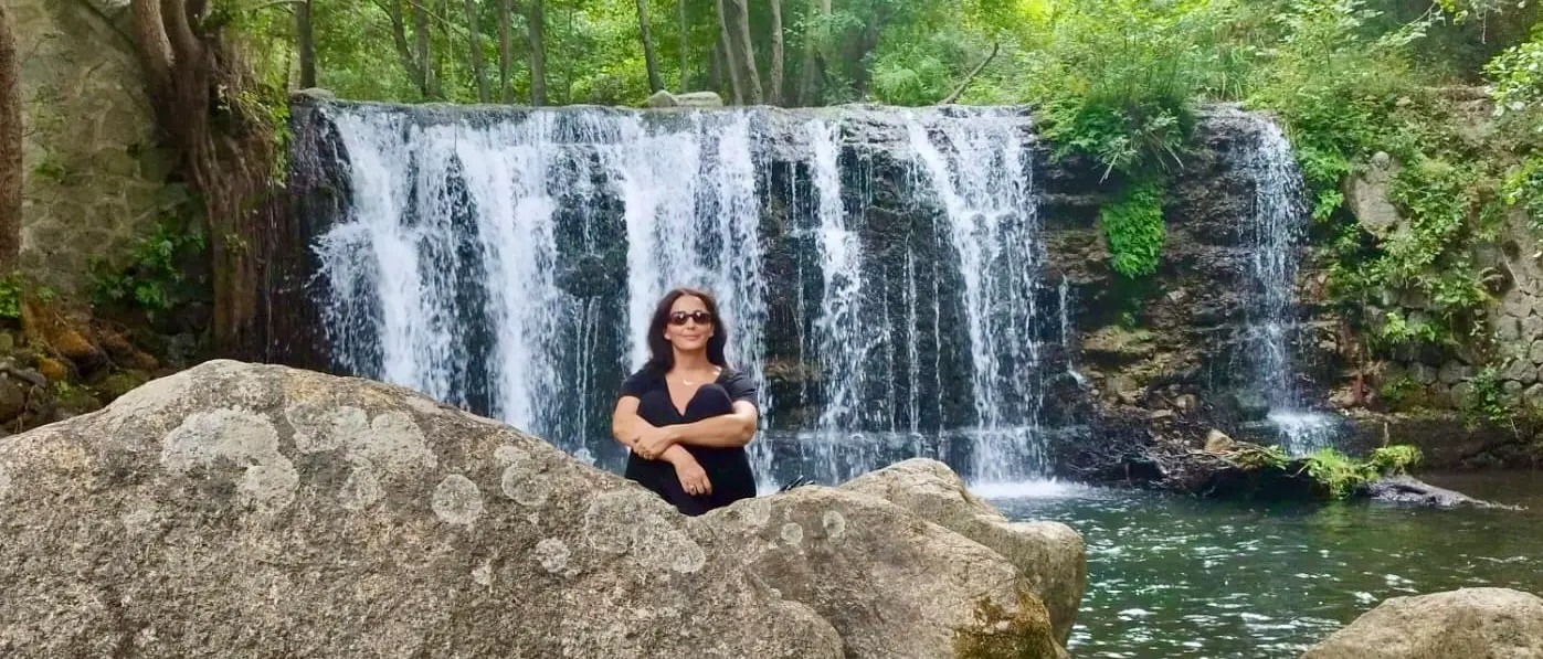 Lascia il caos di Milano per trasferirsi in un piccolo borgo calabrese: «Con i soldi non si compra la pace interiore. Qui ho riscoperto la libertà»\n