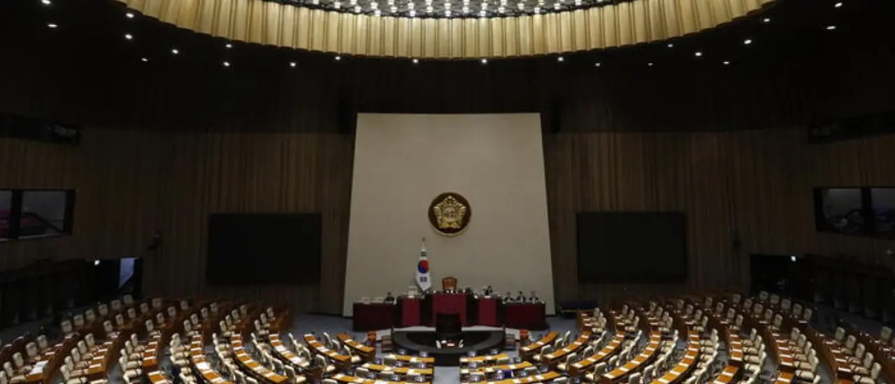 Corea del Sud, il Parlamento di Seul vota sull'impeachment di Yoon: il partito di governo lascia l'aula