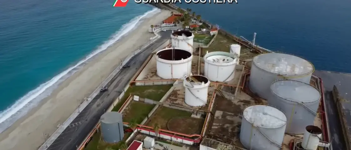 Vibo Marina e i suoi depositi petroliferi, una storia lunga mezzo secolo tra sfregi ambientali e un freno al turismo