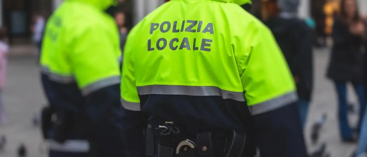 Cibo avariato conservato tra liquami fognari e giacigli per i dipendenti: sequestro da 20 quintali a Reggio
