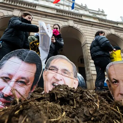 La Prima della Scala a Milano tra le proteste: fuori dal teatro sacchi di letame su tappeto rosso\n