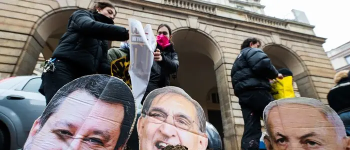 La Prima della Scala a Milano tra le proteste: fuori dal teatro sacchi di letame su tappeto rosso\n