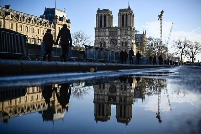 Notre Dame risorge dalle sue ceneri, la cattedrale di Parigi riapre le porte dopo 5 anni dall’incendio che la devastò