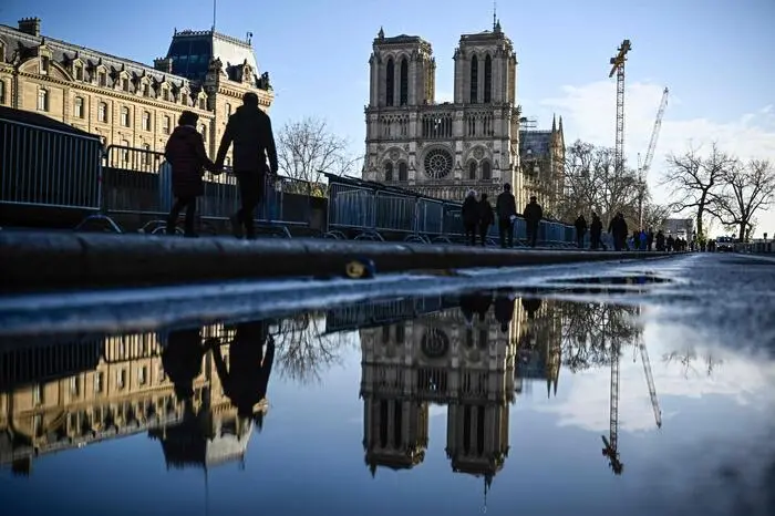 <p>Notre Dame riapre le porte al mondo (foto Ansa)</p>\\n , AFP