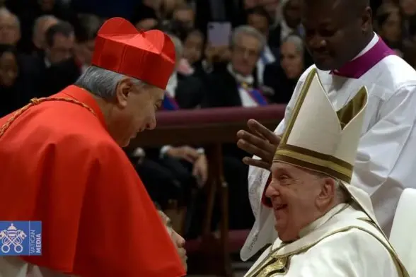 <p>Don Mimmo Battaglia con Papa Francesco (fonte Vatican Media)</p>\\n