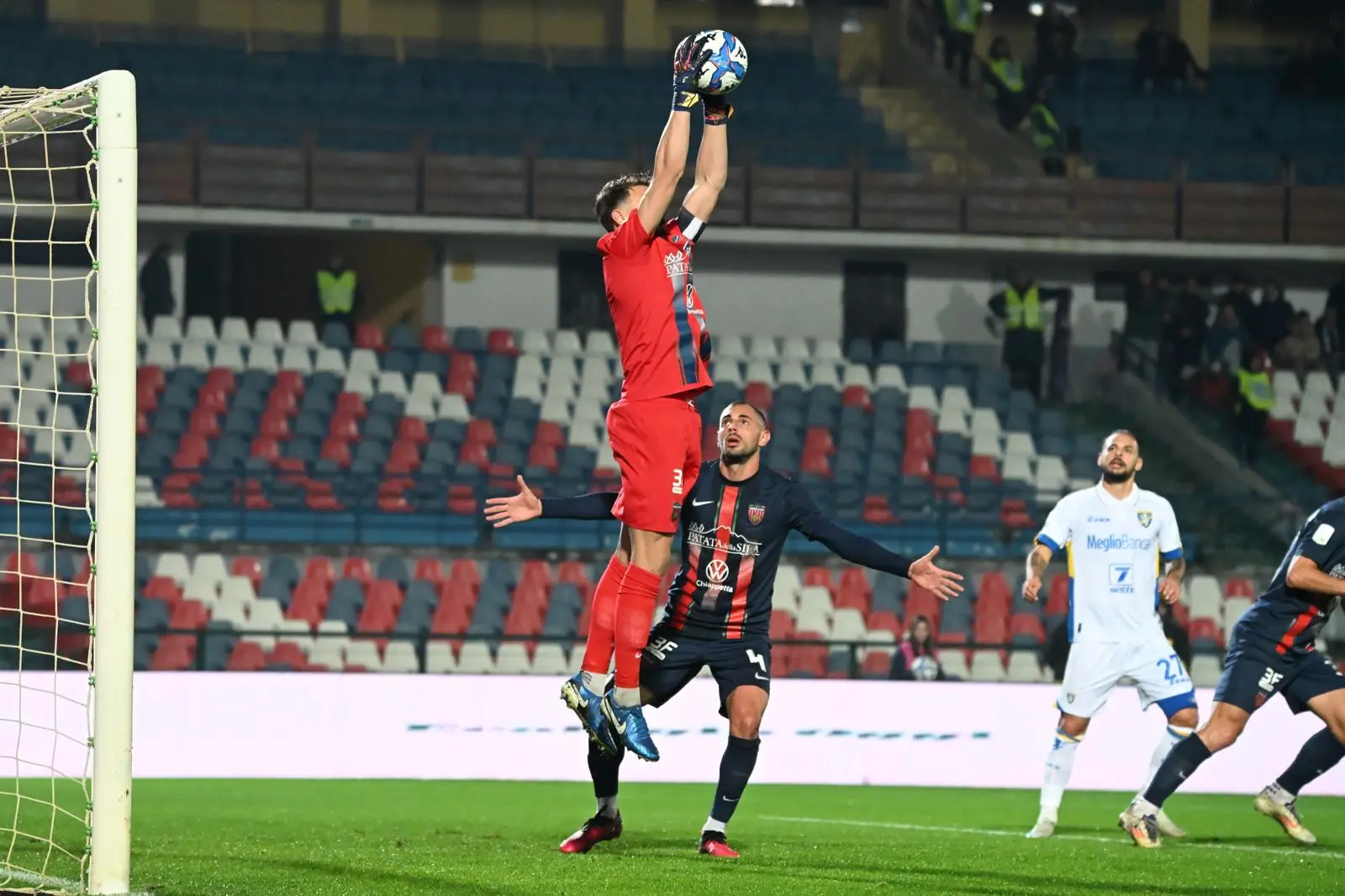 Cosenza, che brutta partita! Il Frosinone passa al Marulla e per i Lupi finisce 0-1