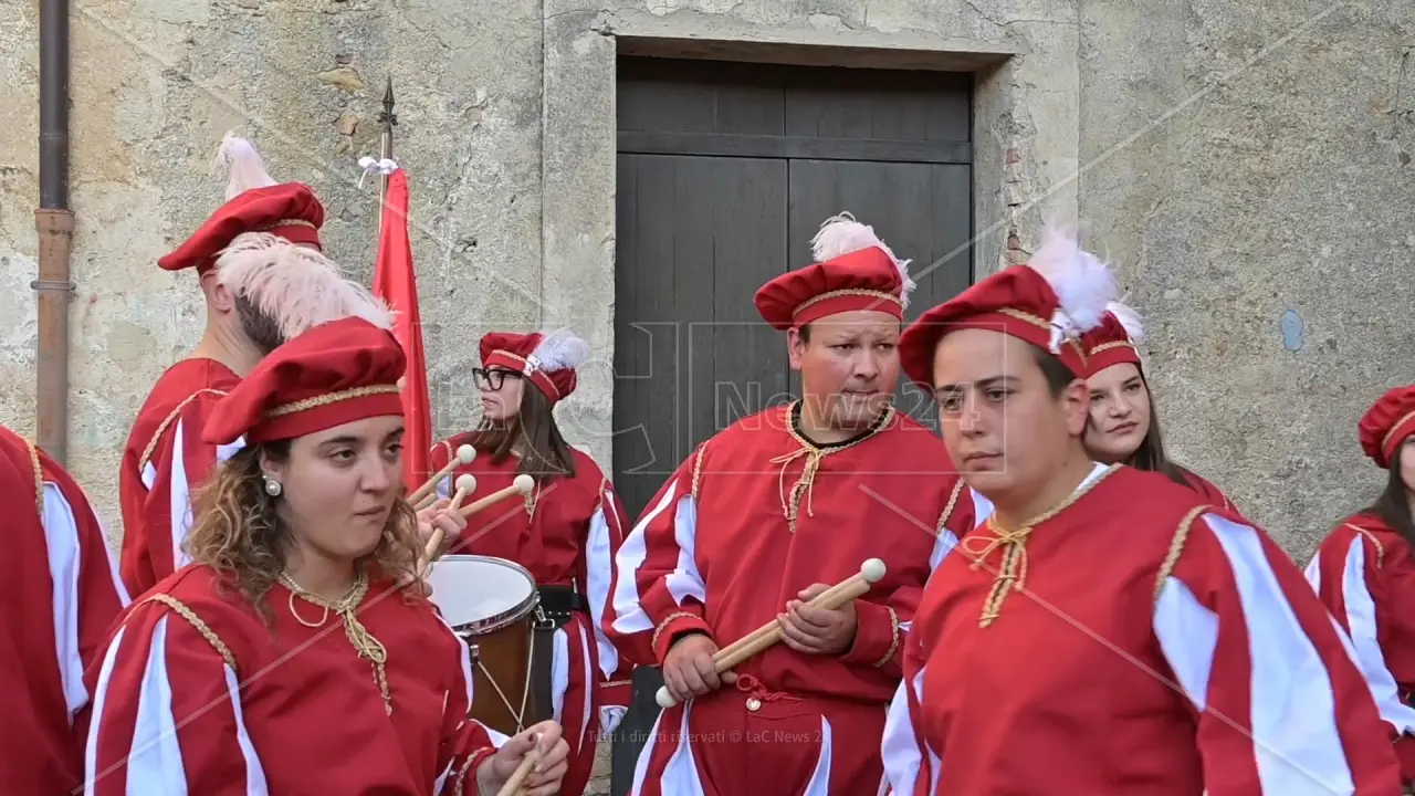 Il passato sfila tra le vie di Firmo al ritmo dei tamburi per il maestoso corteo storico\n