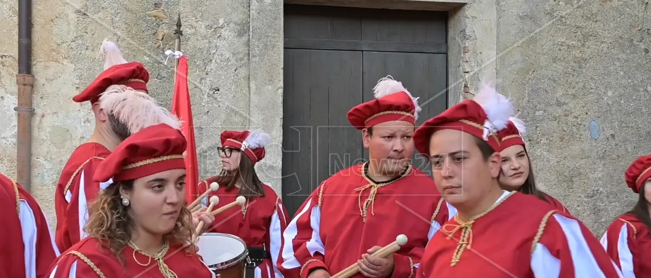 Il passato sfila tra le vie di Firmo al ritmo dei tamburi per il maestoso corteo storico\n