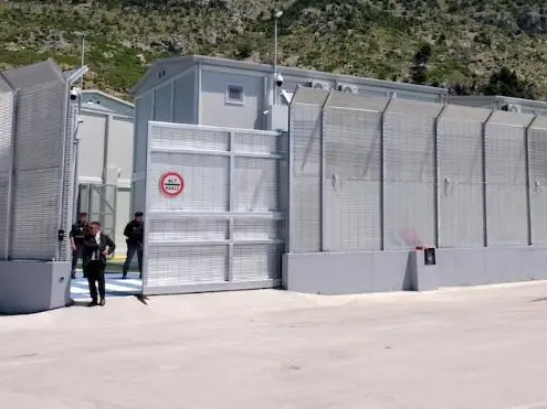 Agenti italiani in missione vacanza in Albania: milioni per saune, gite e resort di lusso. I centri per migranti? Sono vuoti