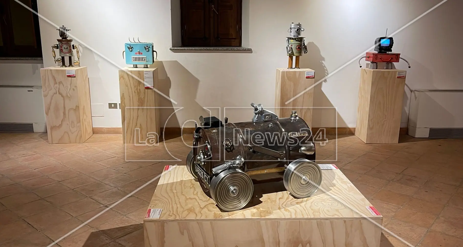 Tra riuso e design, a Roccella in mostra i robot di Massimo Sirelli\n