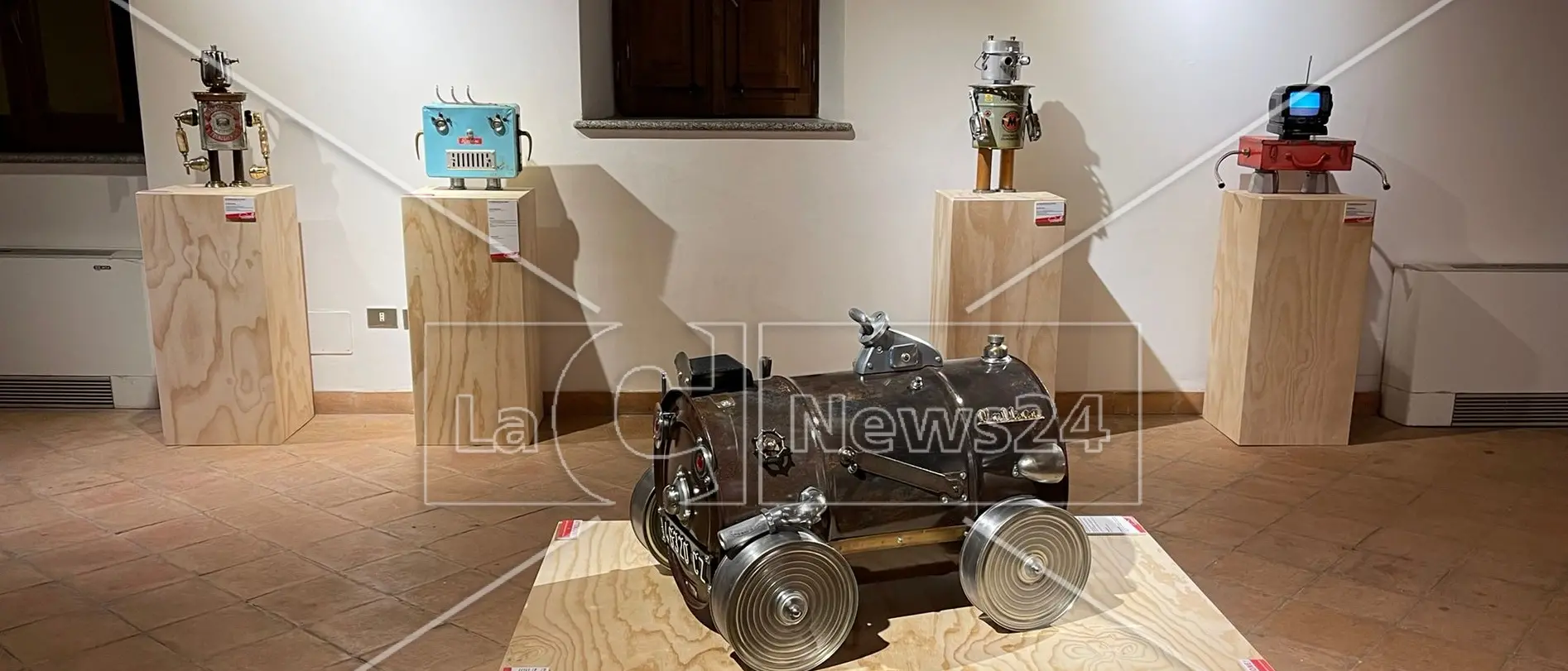 Tra riuso e design, a Roccella in mostra i robot di Massimo Sirelli\n