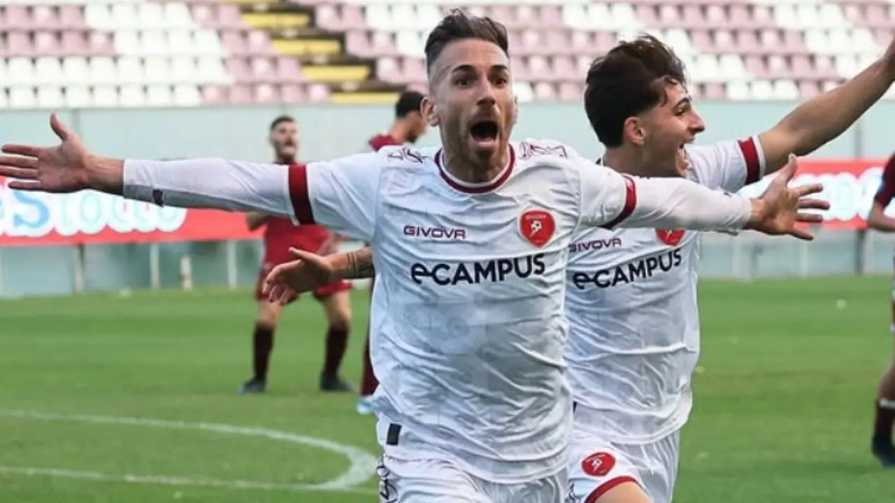 Una pazza Reggina rimonta il Locri\u00A0e fa suo il derby: un eurogoal di Ragusa regala i 3 punti ai suoi\n