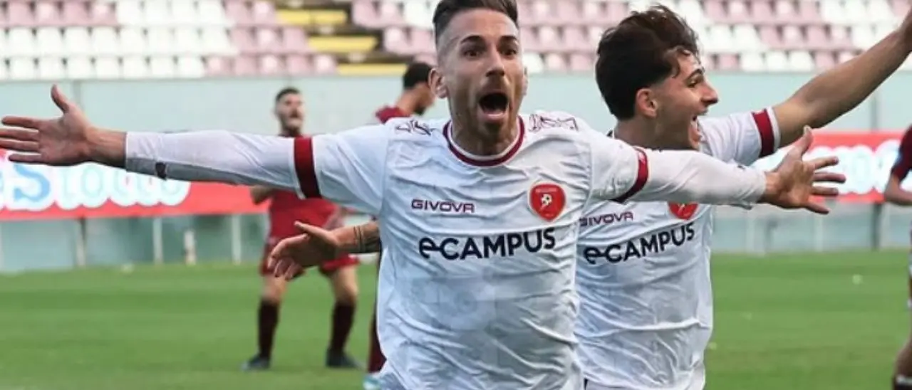 Una pazza Reggina rimonta il Locri\u00A0e fa suo il derby: un eurogoal di Ragusa regala i 3 punti ai suoi\n