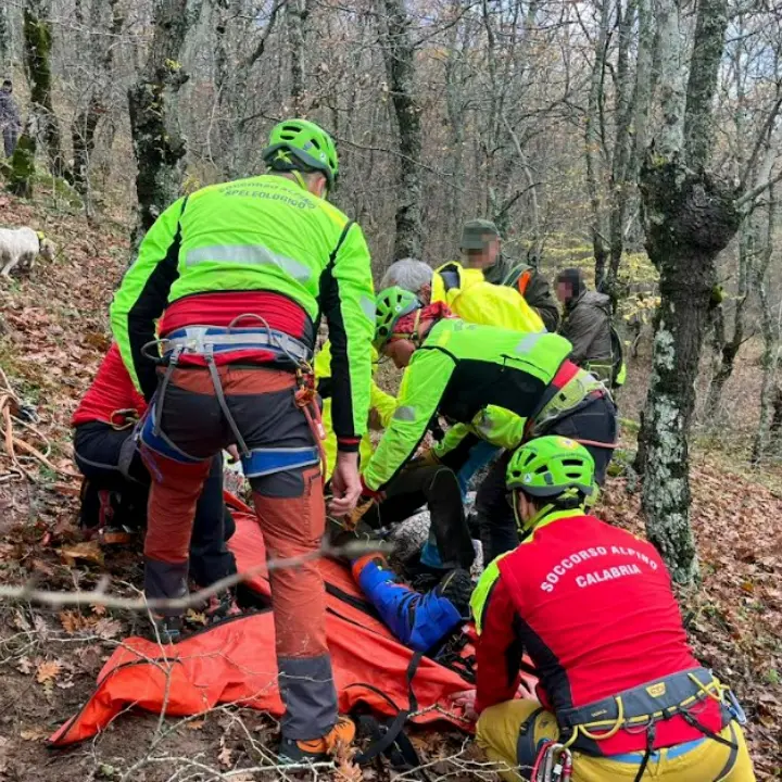 Si ferisce durante una battuta di caccia nel Cosentino, 54enne salvato dai tecnici del soccorso alpino\n