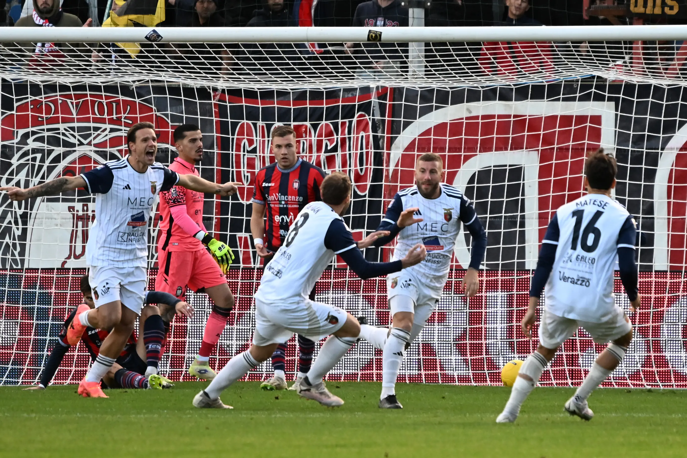 Serie C, il Crotone scivola in casa: allo Scida la Casertana conquista il bottino pieno. Finale 2-3