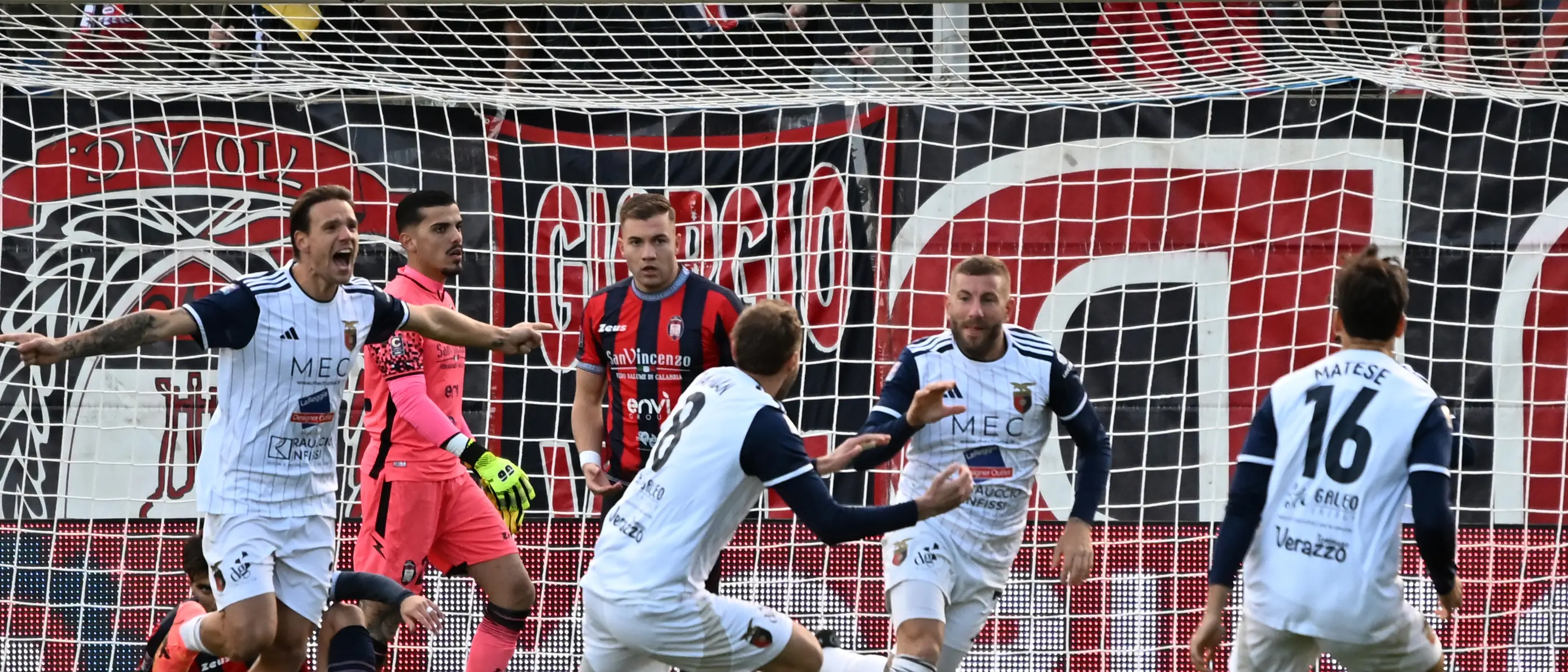 Serie C, il Crotone scivola in casa: allo Scida la Casertana conquista il bottino pieno. Finale 2-3