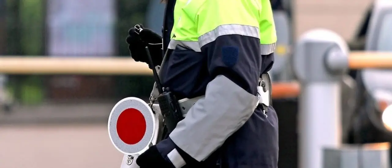 «Il vigile era asservito al boss» di ’ndrangheta ma l’abuso d’ufficio non è più reato e la riforma Nordio lo grazia\n