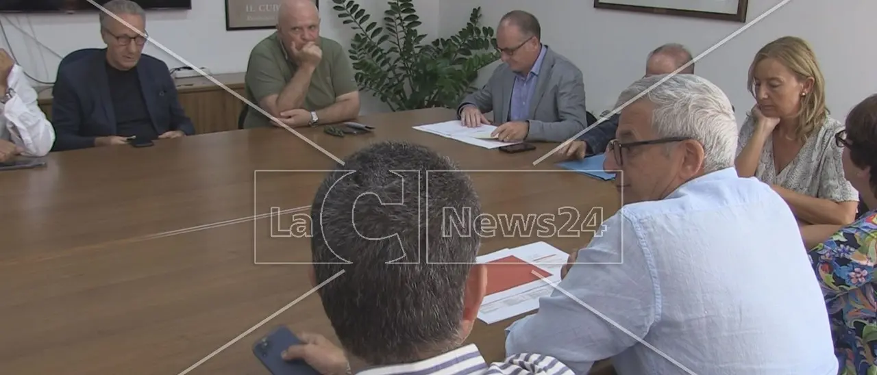 Posti letto a pagamento all’ospedale di Cosenza, i dem attaccano e De Salazar si difende:\u00A0«Ho\u00A0applicato una legge voluta dal Pd»\n