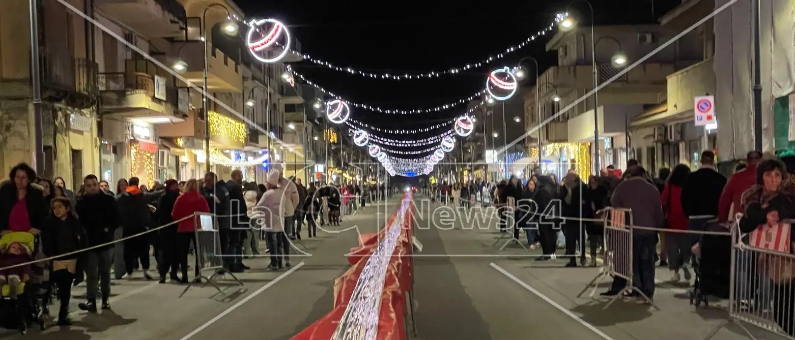Ben 530 metri di mandorle, miele e cioccolato bianco: a Marina di Gioiosa un torrone da record\n