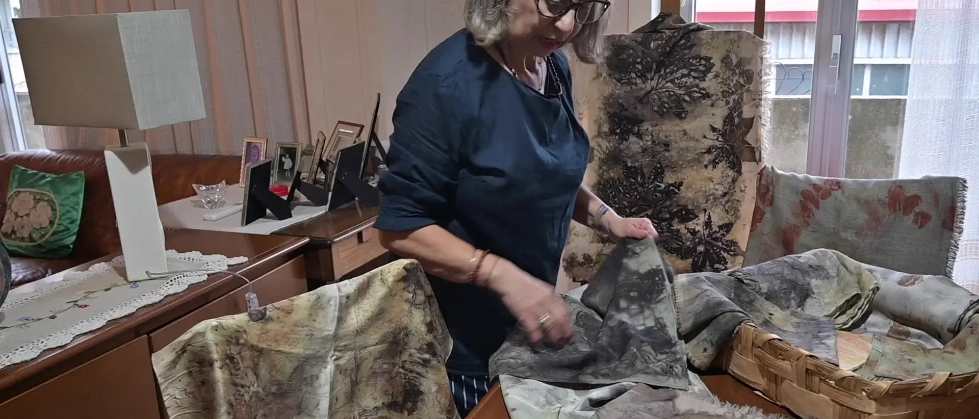 Tutti i colori della natura nei tessuti, l’arte di Angela: «Capi unici, è\u00A0una magia»\n