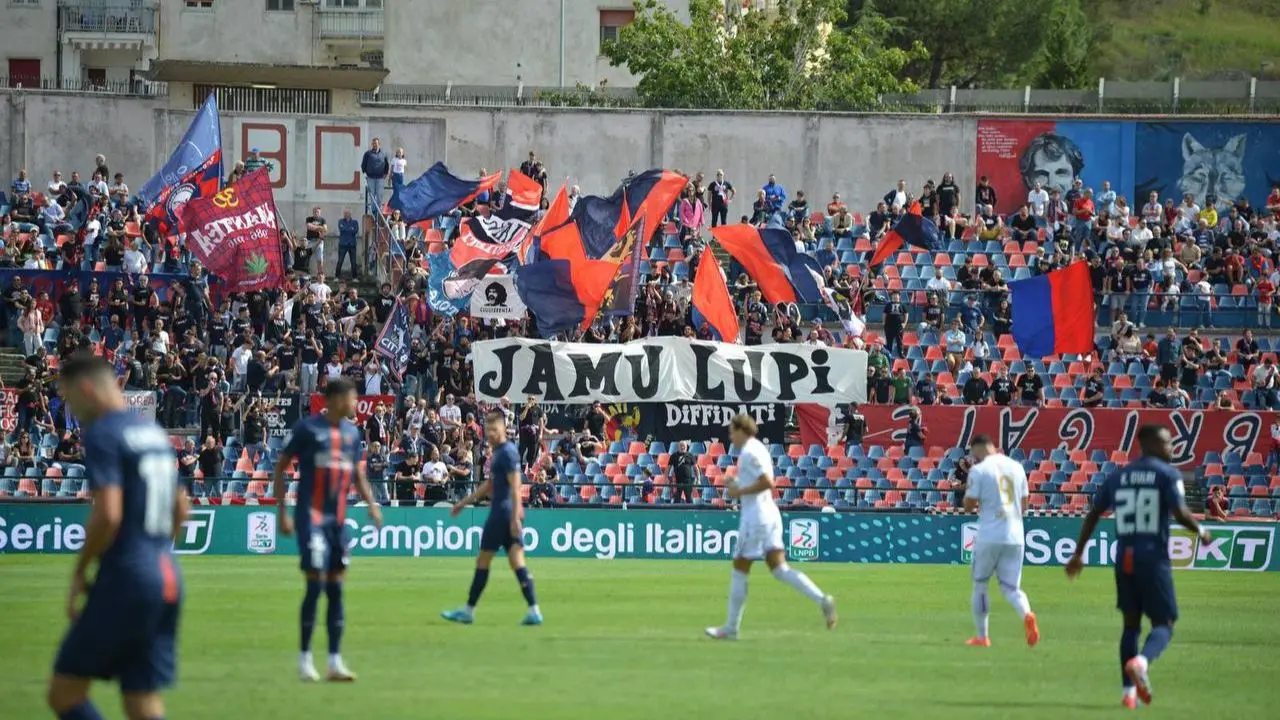 Derby Cosenza-Catanzaro, l’appello dei tifosi rossoblù del gruppo Ultrà United ai supporter avversari: «Vi vogliamo sugli spalti»