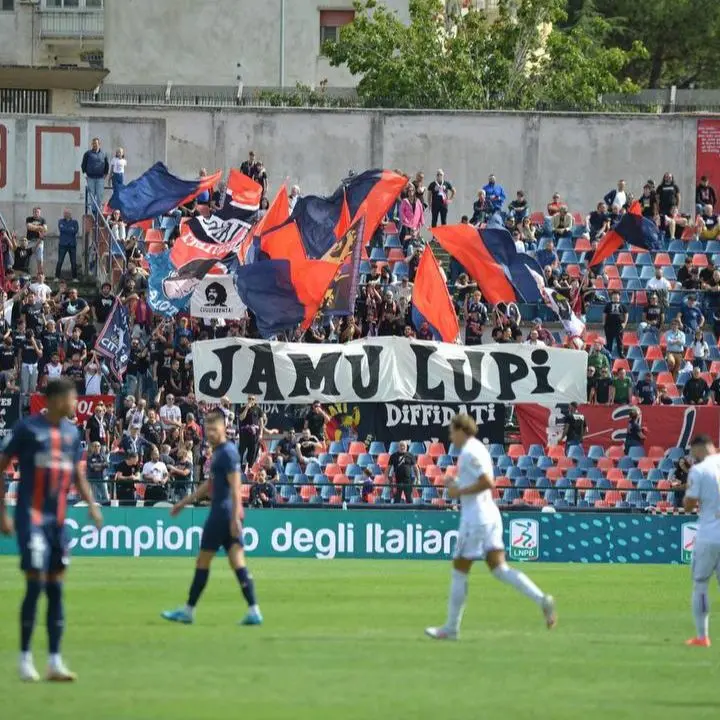 Derby Cosenza-Catanzaro, l’appello dei tifosi rossoblù del gruppo Ultrà United ai supporter avversari: «Vi vogliamo sugli spalti»