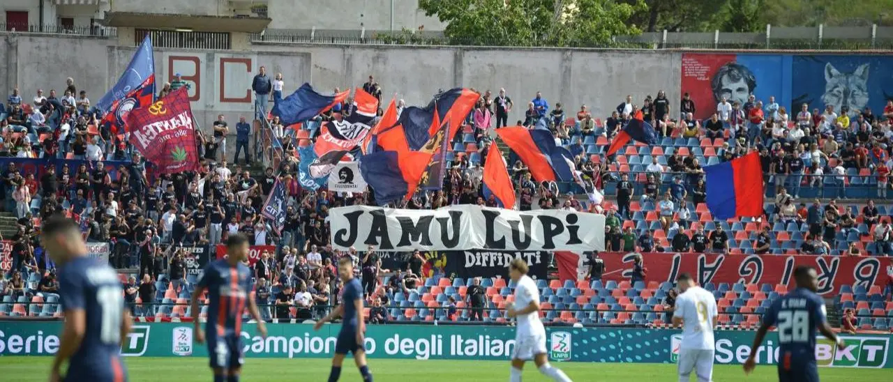Derby Cosenza-Catanzaro, l’appello dei tifosi rossoblù del gruppo Ultrà United ai supporter avversari: «Vi vogliamo sugli spalti»