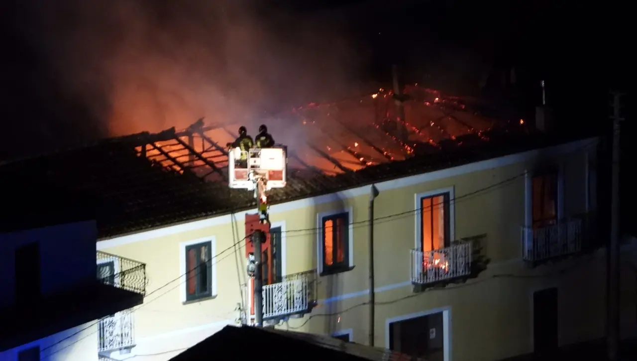 Eroe per un giorno, si lancia nel fuoco e salva l’anziana intrappolata in casa per un incendio a Nicotera\n