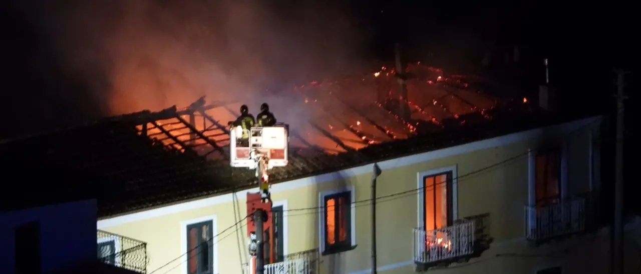 Eroe per un giorno, si lancia nel fuoco e salva l’anziana intrappolata in casa per un incendio a Nicotera\n