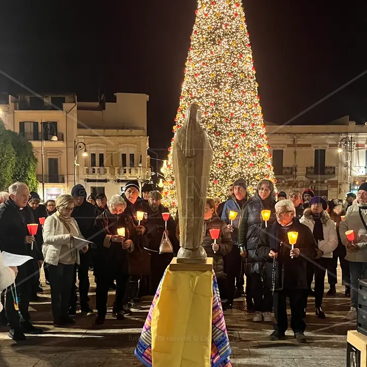 Reggio, in piazza Duomo si accende una luce di speranza per le donne imprigionate nello\u00A0sfruttamento della prostituzione\n