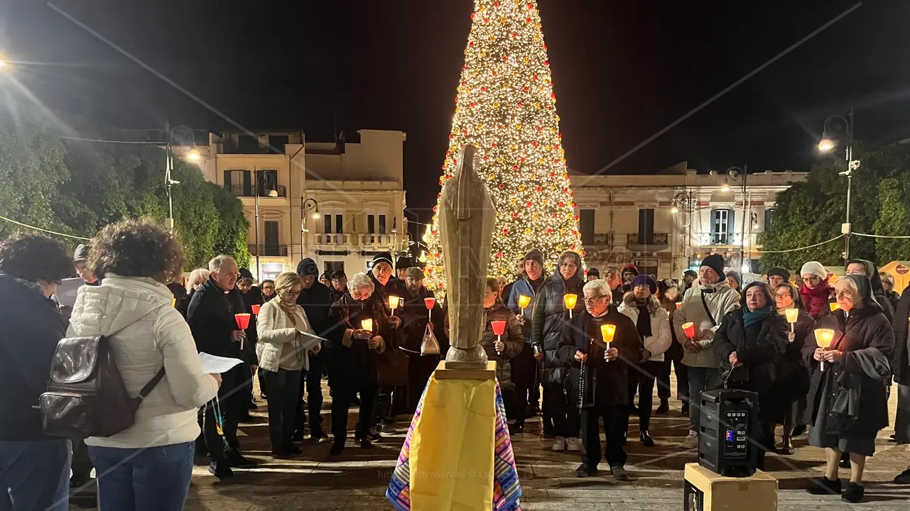 <p>Il rosario corale &quot;Speri-Amo con Maria accanto alle donne in difficolt&agrave;&quot; in piazza Duomo a Reggio Calabria</p>\\n