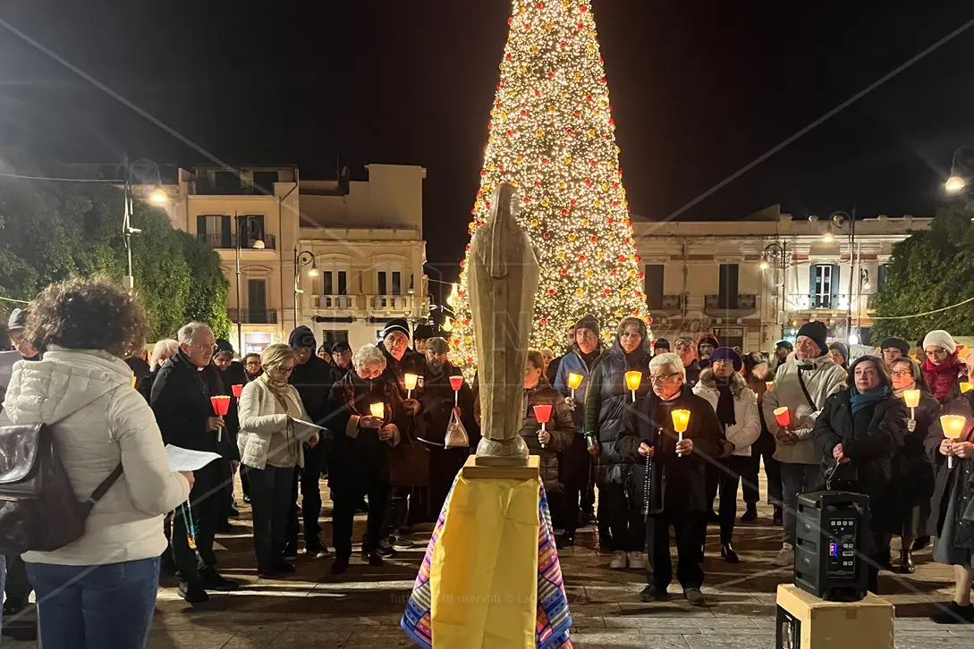 <p>Il rosario corale &quot;Speri-Amo con Maria accanto alle donne in difficolt&agrave;&quot; in piazza Duomo a Reggio Calabria</p>\\n