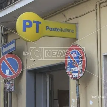 Si inventa una rapina per far sparire i soldi dalla cassaforte: arrestata nel Crotonese l’ex direttrice di un ufficio postale\n