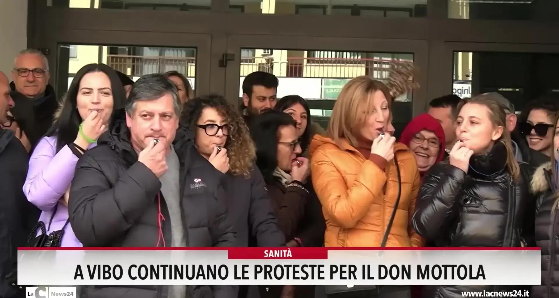 A Vibo continuano le proteste per il don Mottola