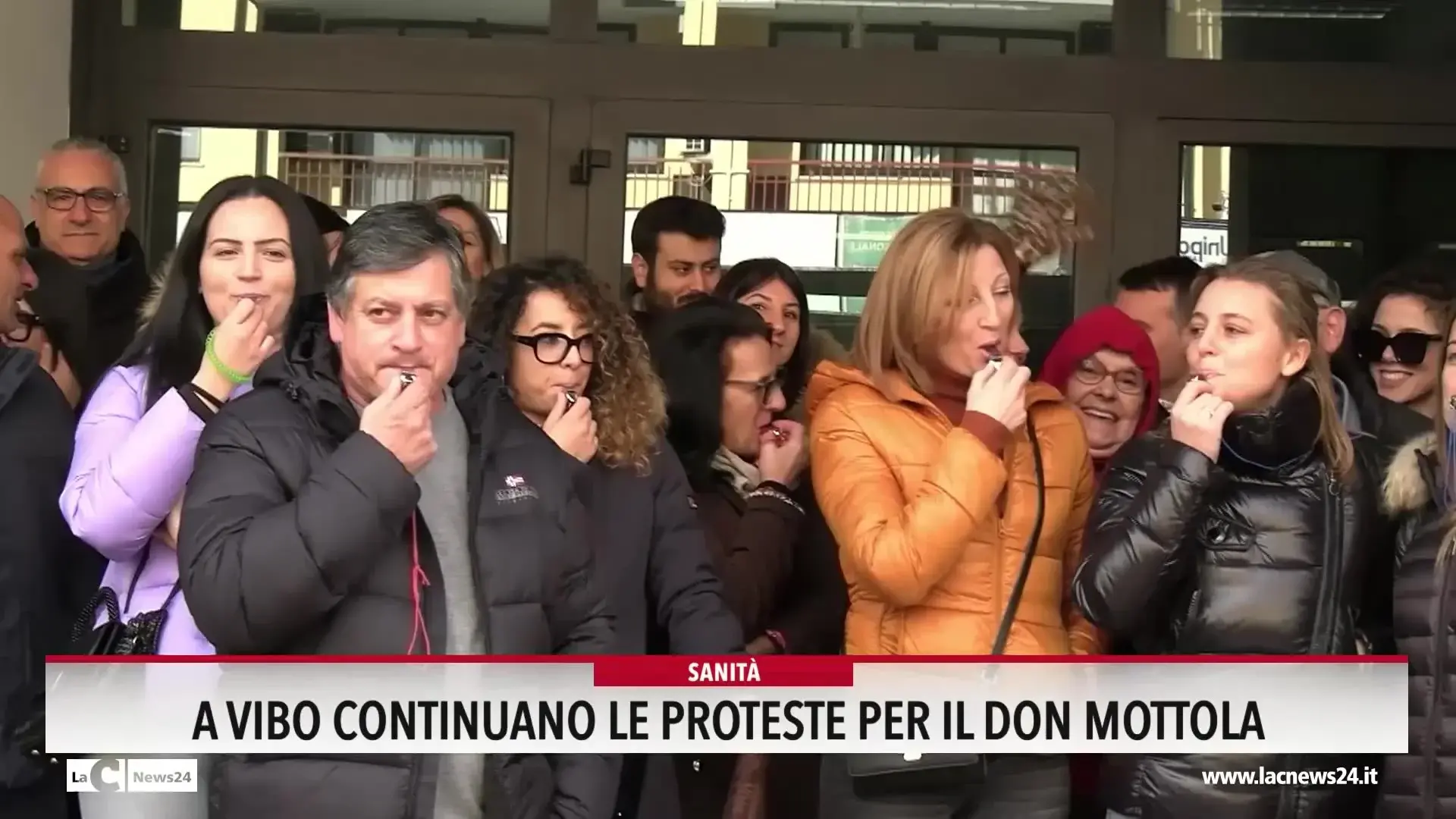 A Vibo continuano le proteste per il don Mottola