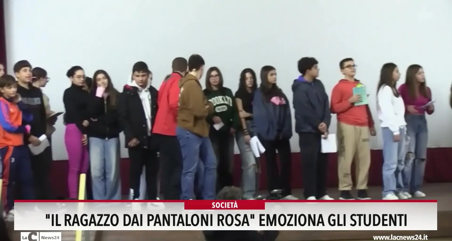 Il ragazzo dai pantaoloni rosa emoziona gli studenti