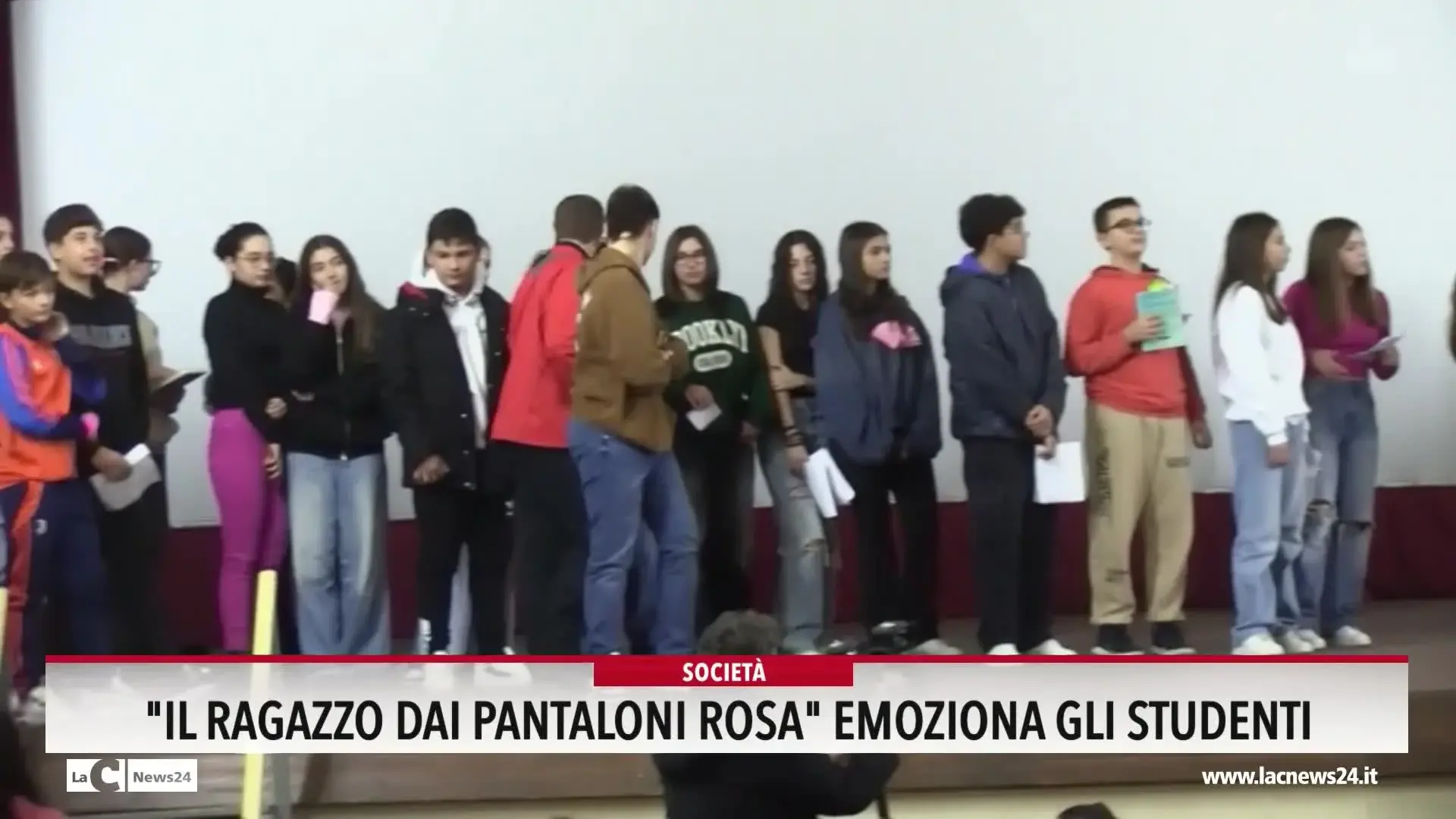 Il ragazzo dai pantaoloni rosa emoziona gli studenti