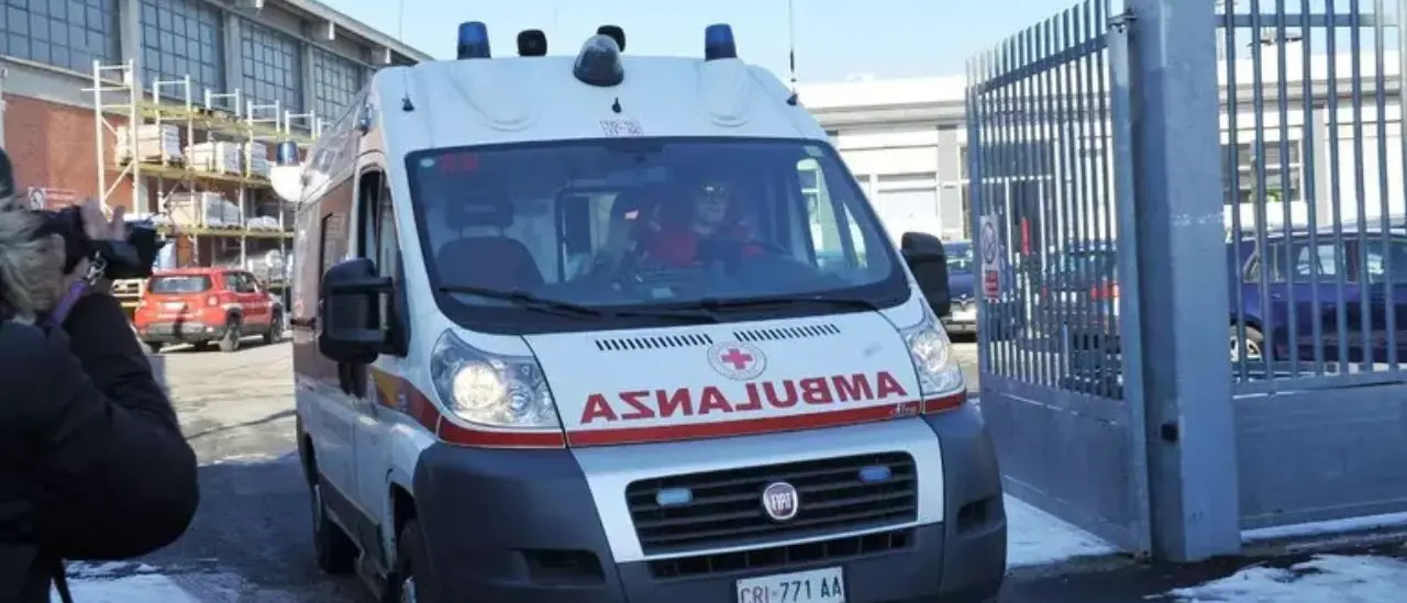 Scontro tra bus scolastico e tir sull’A1, salvi i bambini
