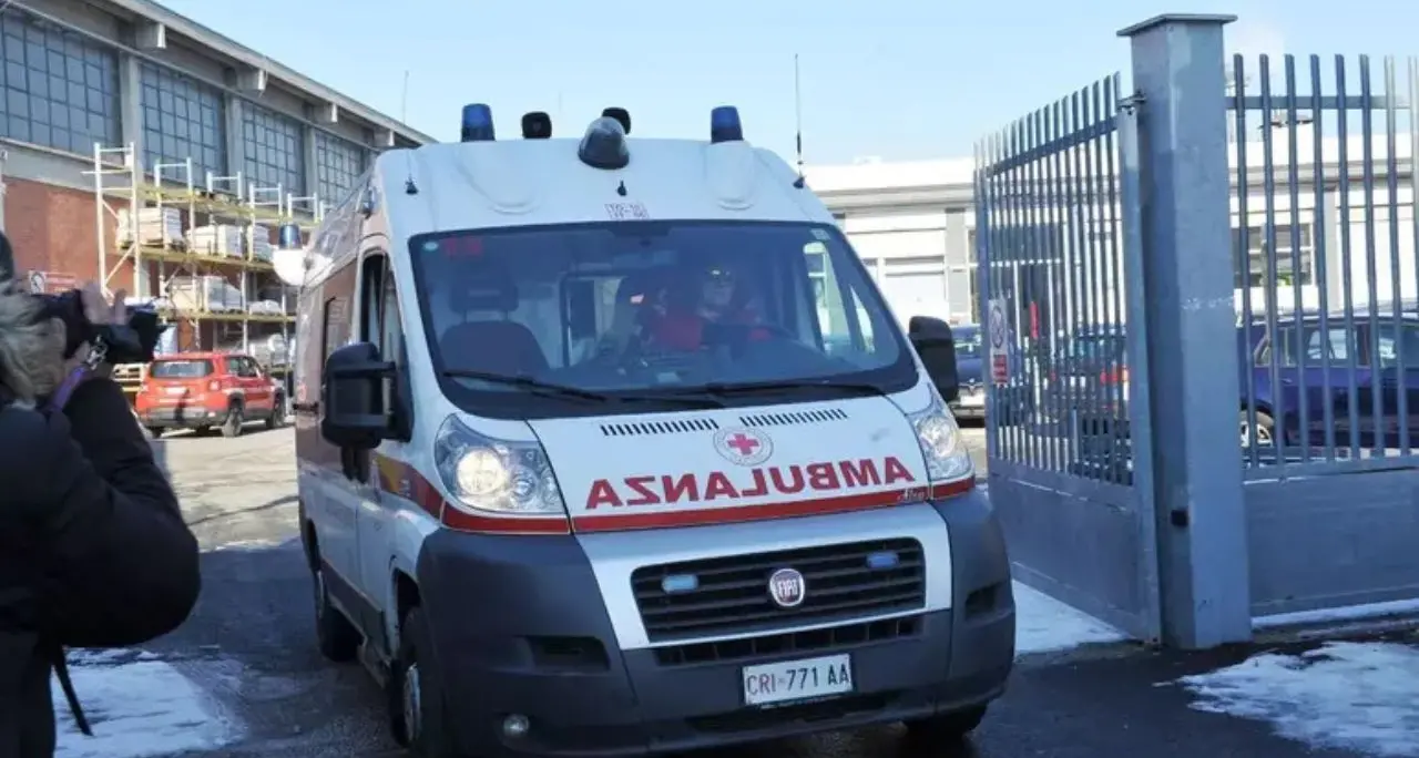 Incidente sul lavoro nel Lazio, due operai cadono da un tetto: uno è morto