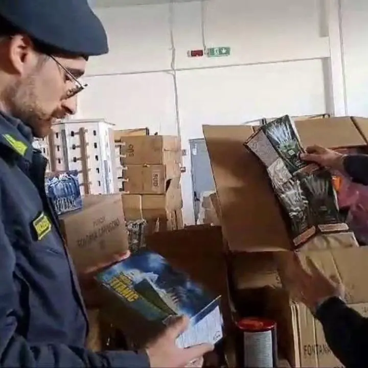 Catanzaro,\u00A0sequestrati 6 quintali di fuochi di artificio: erano ammassati in uno deposito vicino a materiale infiammabile\n