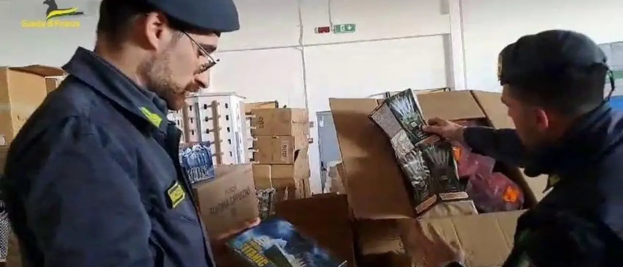 Catanzaro,\u00A0sequestrati 6 quintali di fuochi di artificio: erano ammassati in uno deposito vicino a materiale infiammabile\n