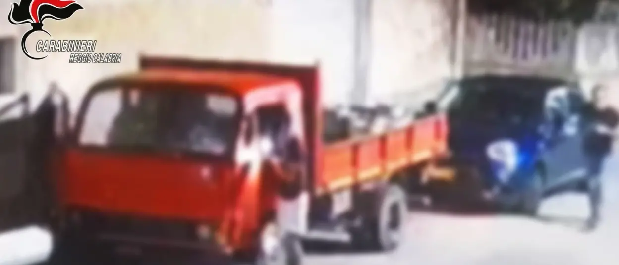 Sgominata nel Reggino una banda dedita ai furti di auto e mezzi di lavoro: arrestato 54enne. Coinvolti anche moglie e un minore\n