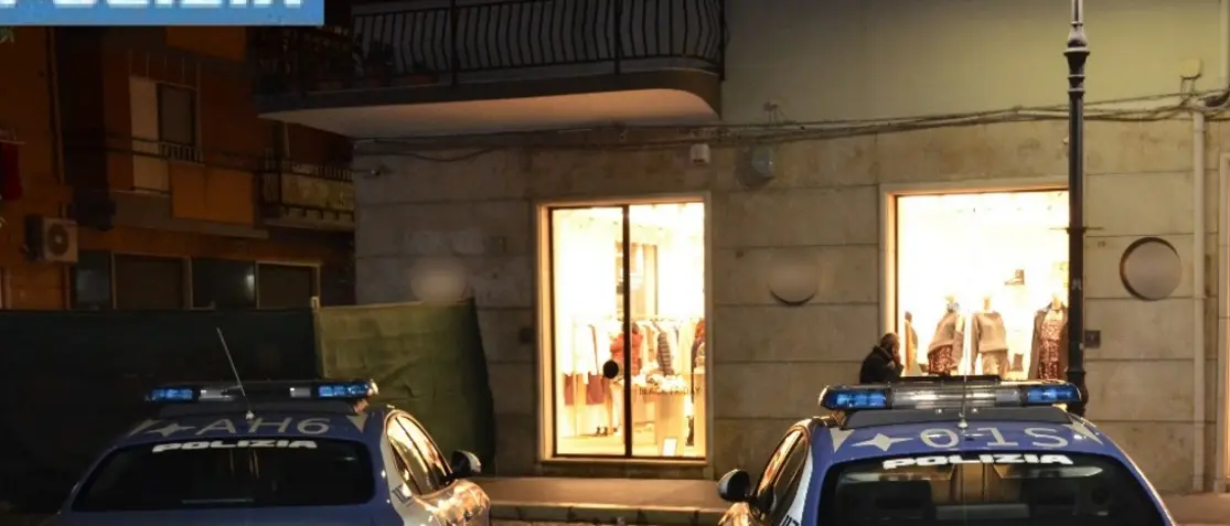 Festa abusiva in un locale a Crotone con alcol e fumo a disposizione di minori, multe per 9mila euro\n