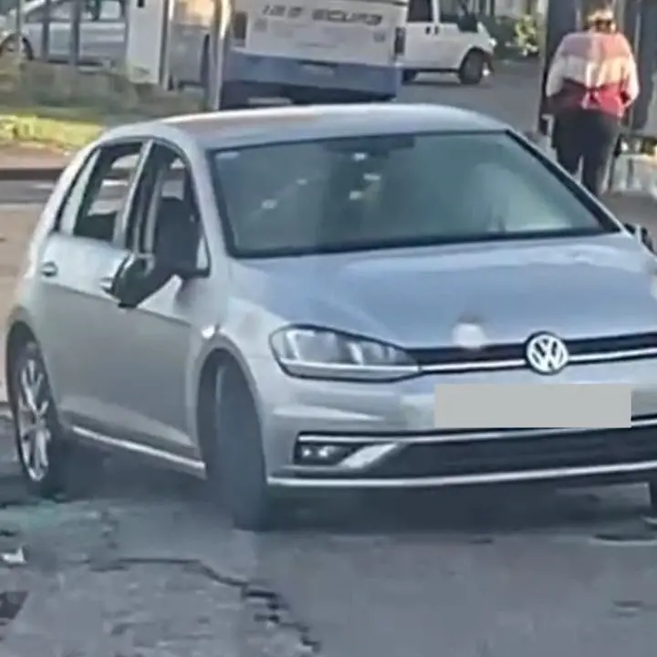 Follia a Corigliano Rossano: pestano un uomo e poi prendono a martellate la sua auto\n