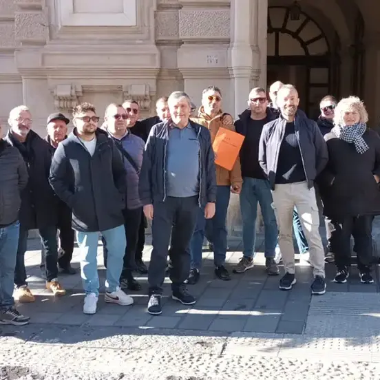 Conducenti a noleggio in piazza a Catanzaro\u00A0contro il decreto\u00A0Salvini:\u00A0«Per una corsa\u00A0di 10 minuti\u00A0dobbiamo stare fermi\u00A0mezz’ora»\n