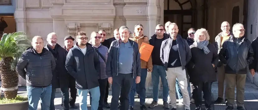 Conducenti a noleggio in piazza a Catanzaro\u00A0contro il decreto\u00A0Salvini:\u00A0«Per una corsa\u00A0di 10 minuti\u00A0dobbiamo stare fermi\u00A0mezz’ora»\n