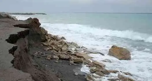 Il 30% delle coste calabresi a rischio erosione, Legambiente: «Serve un piano di adattamento ai cambiamenti climatici»