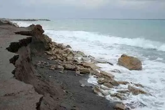 Il 30% delle coste calabresi a rischio erosione, Legambiente: «Serve un piano di adattamento ai cambiamenti climatici»